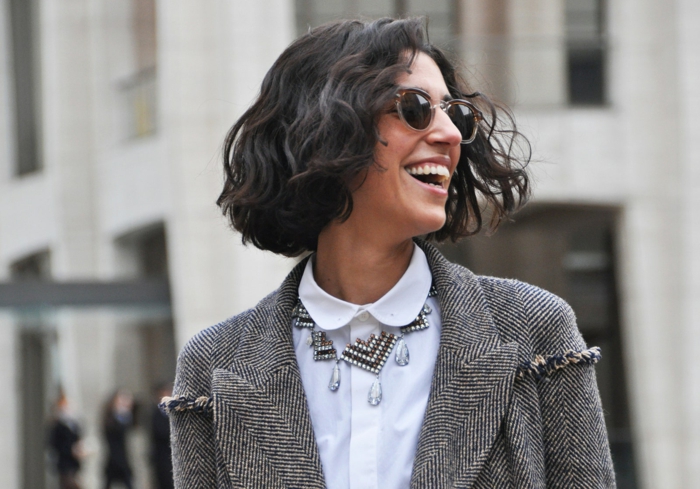 street style weißes hemd graue jacke elegante halskette lockige frisuren kurz inspiration kurzhaarfrisuren runde sonnenbrillen