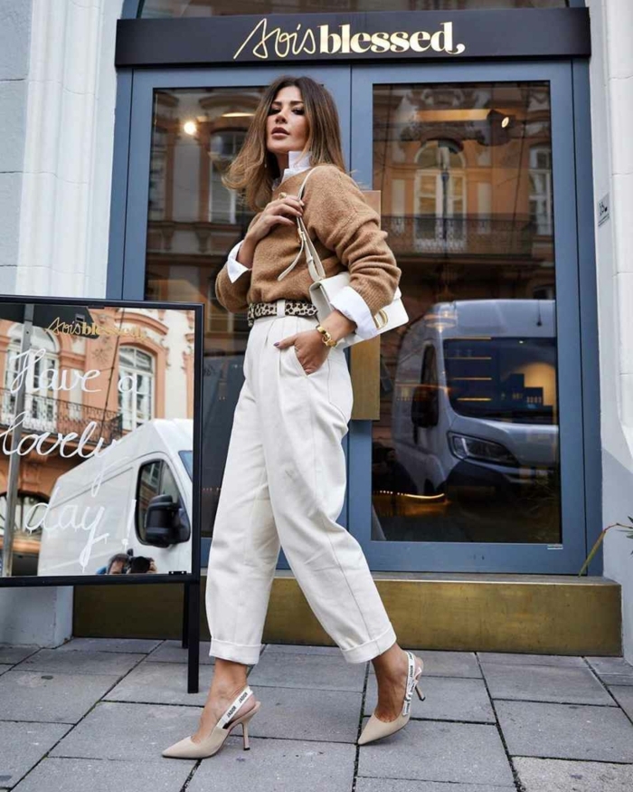 elegantes styling weite jeans damen weiß beiger pullover mit weißem hemd mini handtasche street style inspo