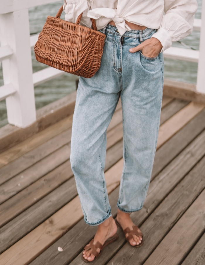 kleine korbtasche sommer outfit inspiration helle slouchy hose legeres outfit mit weiten jeans weiße bluse