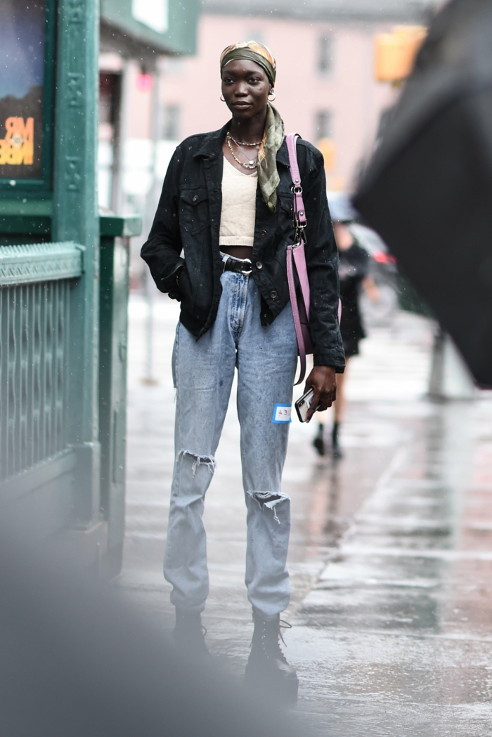 mode inspiration 90er mom jeans mit löchern schwarze jacke lässiges outfit dame mit langen haaren