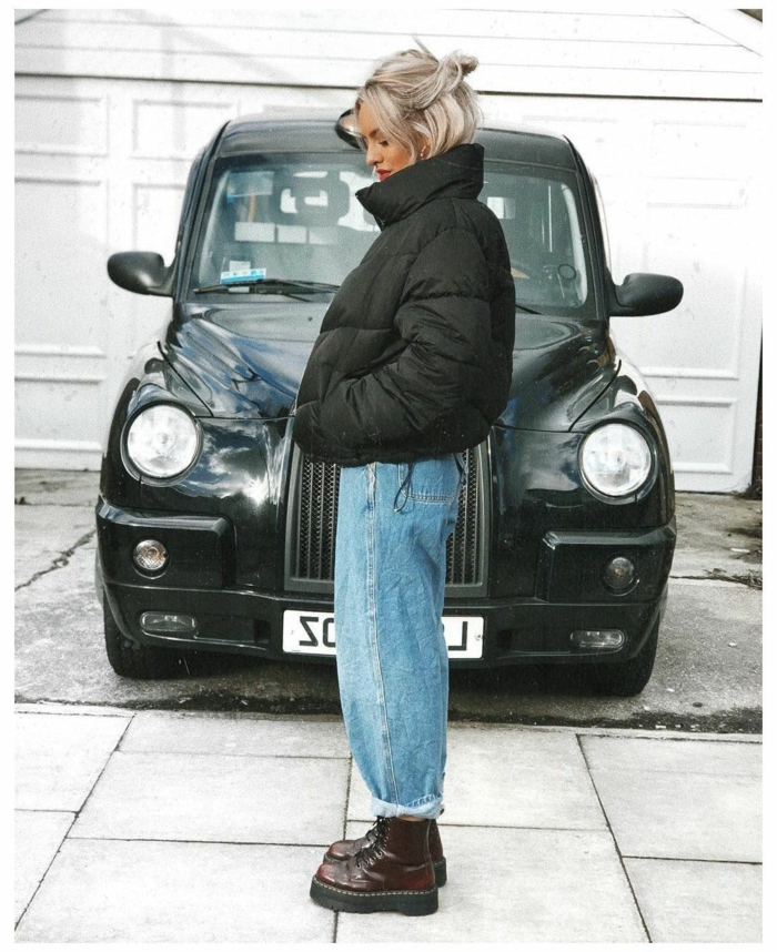 london street style schwarze puffige jacke doc martens boots slouchy jeans mit hohe bund mode inspo 2021