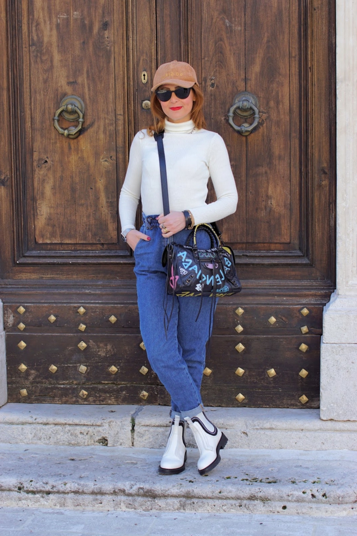 weiße rollkragen bluse und boots weite jeans damen trend 2021 mode inspiration street style casual