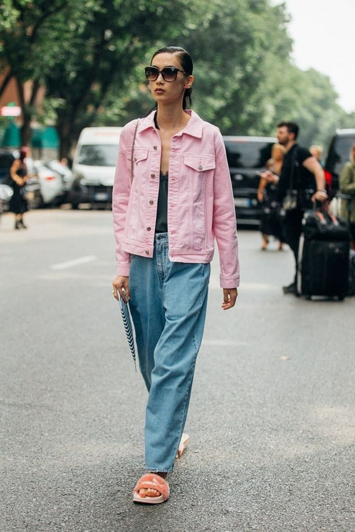 inspo street style pinke jeans jacke weite hellblaue jeans damen casual outfit inspiration große runde sonnenbrillen flaushige schuhe