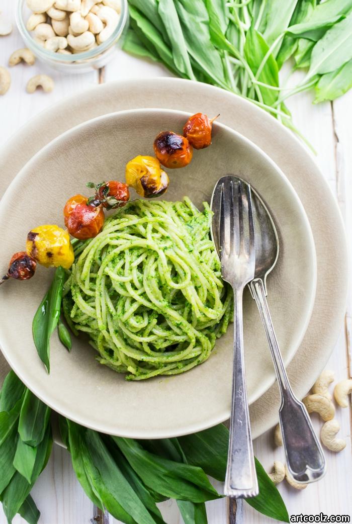 löffel und gabel ein weißer teller grüne spaghetti mit bärlauch gesund