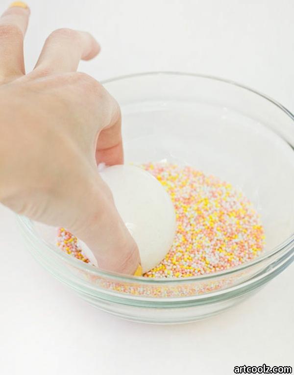  Paint the Easter eggs and sprinkle them with colorful baked goods