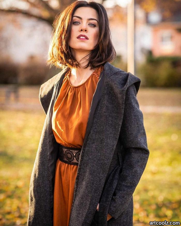 fashion shoot im park herbst outfit grauer mantel ocker kleid dame mit braunen haaren kurzhaarschnitte choppy bob 2021