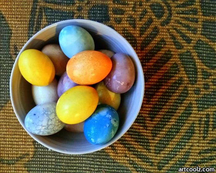 Ostereier natürlich färben, eine Schale voller bunte Eier mit natürlichen Materialien gefärbt