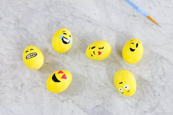 ostereier färben mit kurkuma gelb selber machen ostereier färben emoji gesichte eier