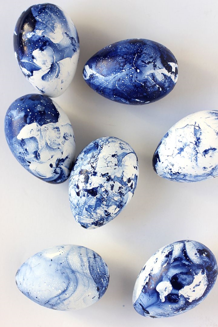 eine Technik bildschöne Ostereier zu färben, blaue Farbe wie Flecken