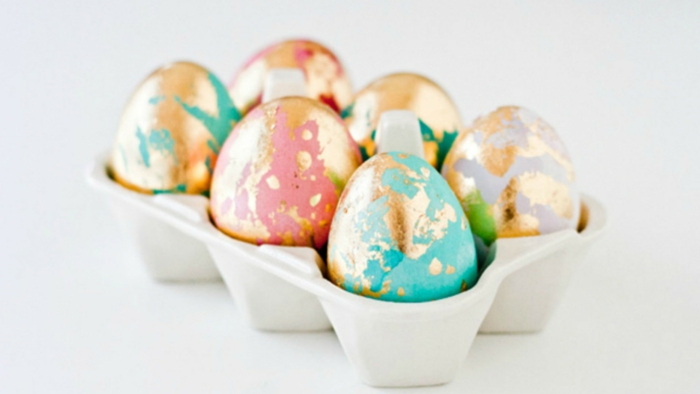 Ostereier färben Techniken, rote und blaue Eier mit einem goldenen Akzent