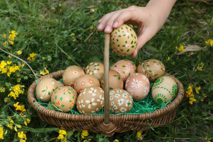 Ostereier bemalen Techniken, braune Eier mit kleinen Blümchen als Dekoration