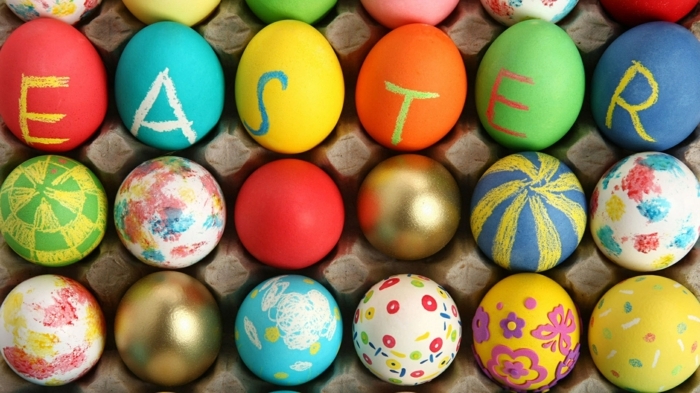 Sechs Eier mit dem Buchstaben von Ostern, verschiedene Ostereier bemalen Techniken